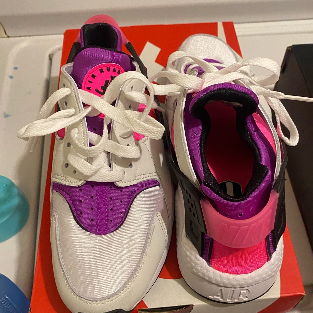 Nike Huaraches Wm’s sz 7.5 BRAND NEW